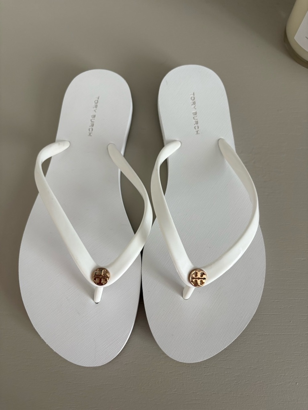 Authentic Tory Burch White Flip Flop Sandals with Gold Logo Medallion. Size 7